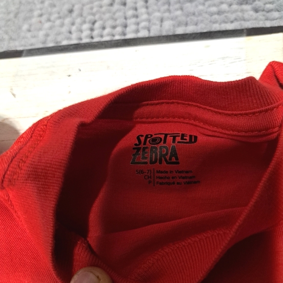 4 Spotted Zebra T Shirts. 2 Graphic Tees and 2 Solid Color Tees. Size small 6-7 - Picture 13 of 13